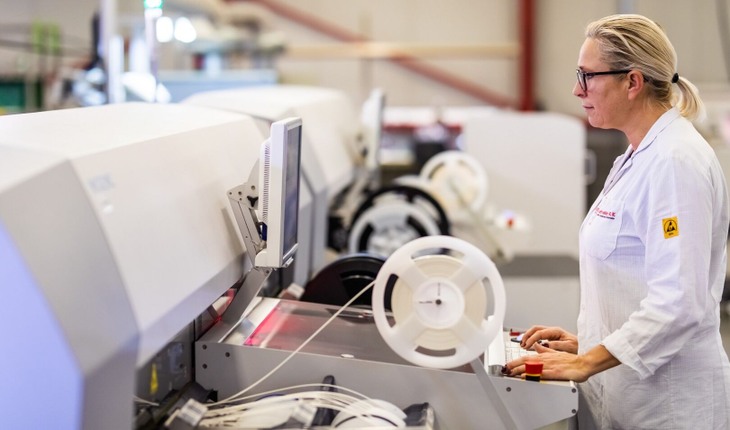 Een van onze medewerkers bedient een machine.